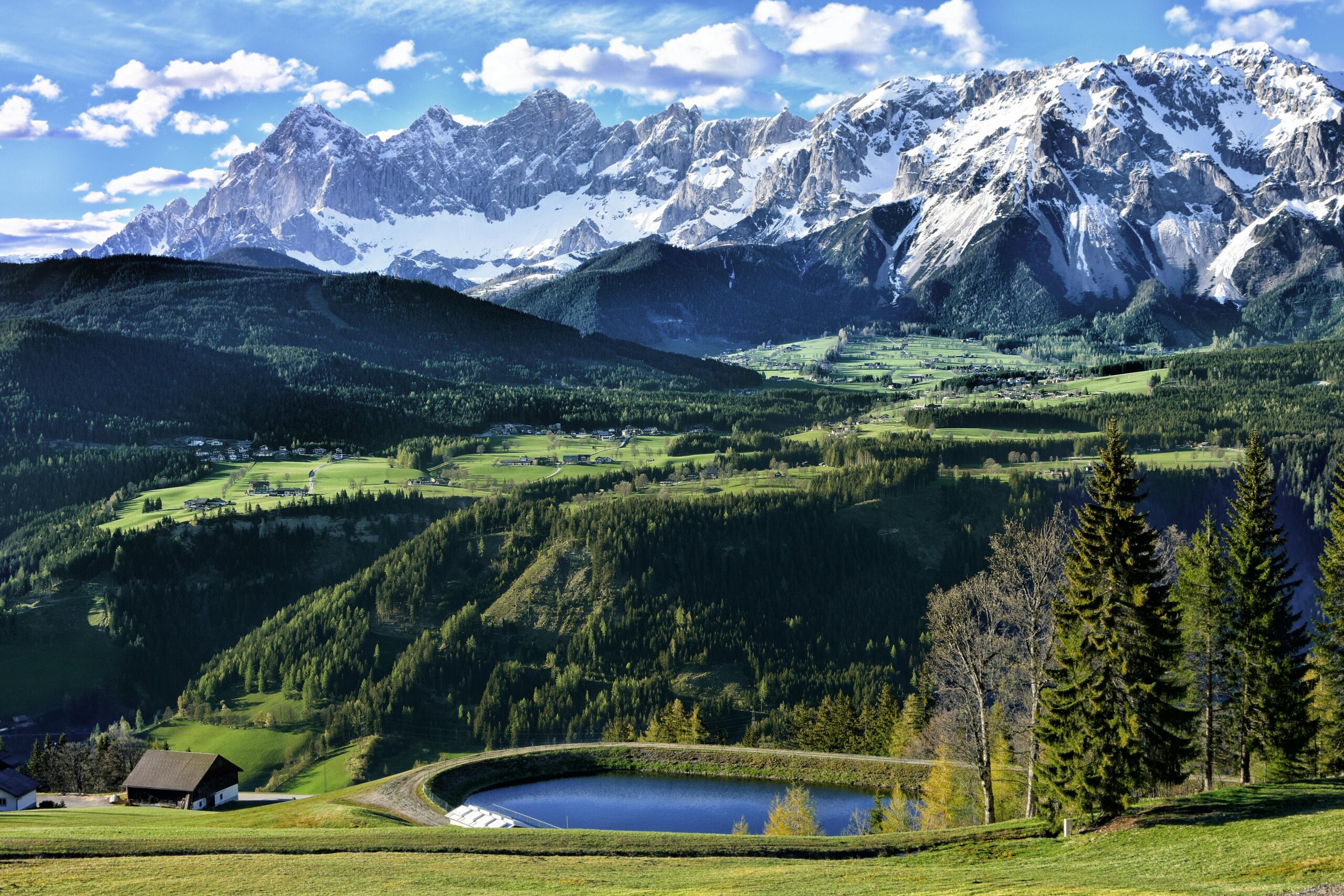 Allgäu Urlaub mit Blick auf schneebedeckte Berge und grüne Täler